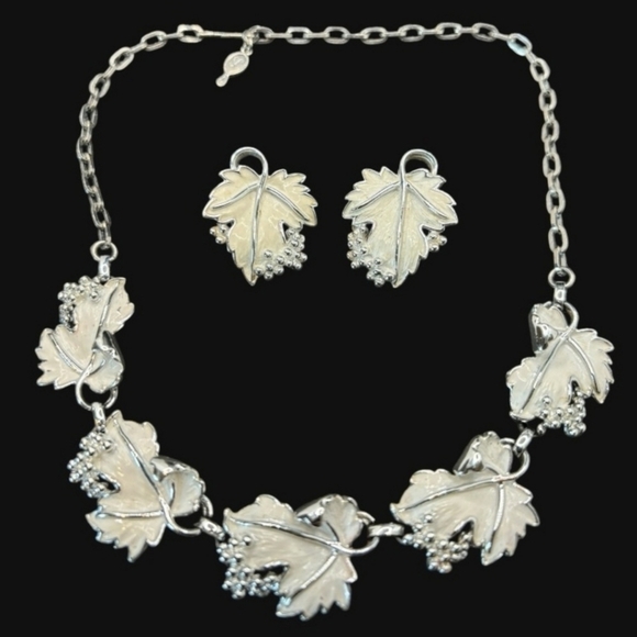 Sarah Coventry Necklace & Earrings Set White Enamel Leaf Grape Vineyard - Picture 10 of 11